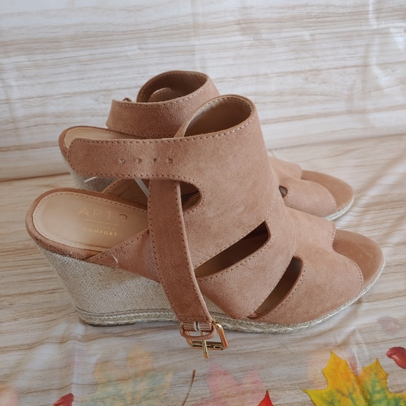 Apt. 9 Defined Comfort Wedges Size 9 MED - Picture 1 of 7